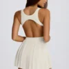 Soft Active Tennis-Kleid mit Plissee und offenem Rücken in Ivory Soft Active Tennis-Kleid mit Plissee und offenem Rücken in Ivory