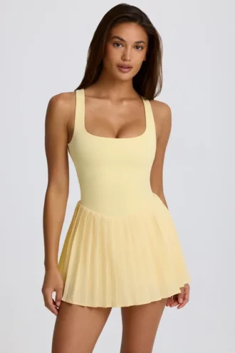 Soft Active Tennis-Kleid mit Plissee und offenem Rücken in Lemon