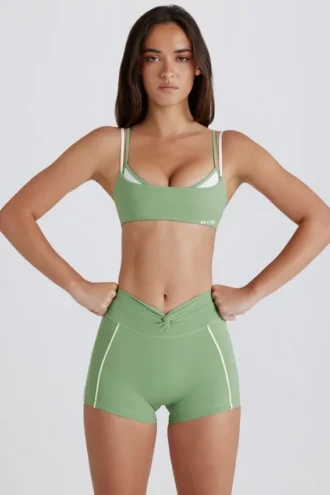 Soft Active Twist-Front-Minishorts in Grün