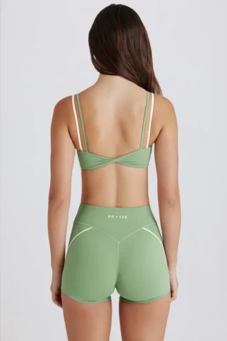 Soft Active Twist-Front-Minishorts in Grün