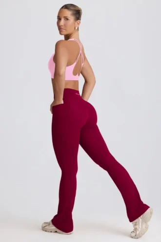 Soft Active V-Taillen-Leggings mit Taschen und ausgestelltem Bein in Burgunderrot