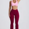 Soft Active V-Taillen-Leggings mit Taschen und ausgestelltem Bein in Burgunderrot Soft Active V-Taillen-Leggings mit Taschen und ausgestelltem Bein in Burgunderrot
