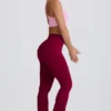 Soft Active V-Taillen-Leggings mit Taschen und ausgestelltem Bein in Burgunderrot Soft Active V-Taillen-Leggings mit Taschen und ausgestelltem Bein in Burgunderrot