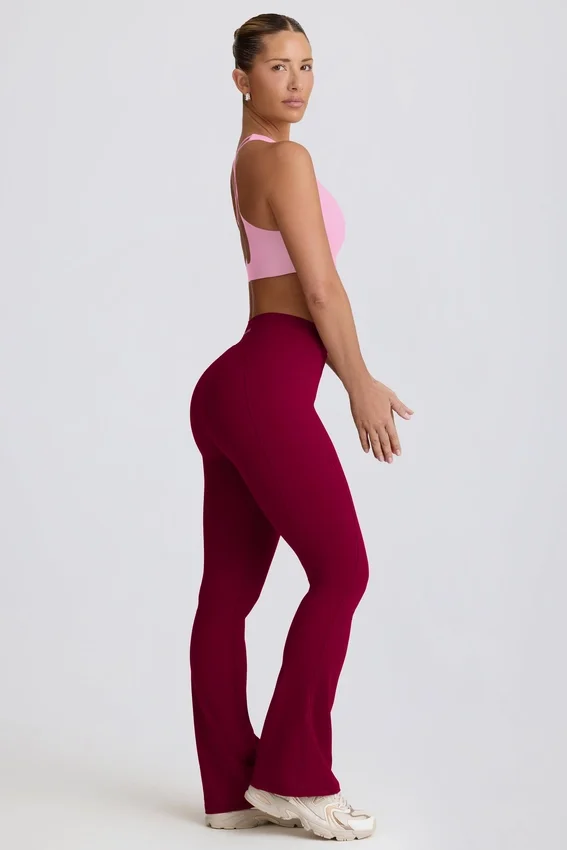 Soft Active V-Taillen-Leggings mit Taschen und ausgestelltem Bein in Burgunderrot Soft Active V-Taillen-Leggings mit Taschen und ausgestelltem Bein in Burgunderrot