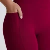 Soft Active V-Taillen-Leggings mit Taschen und ausgestelltem Bein in Burgunderrot Soft Active V-Taillen-Leggings mit Taschen und ausgestelltem Bein in Burgunderrot