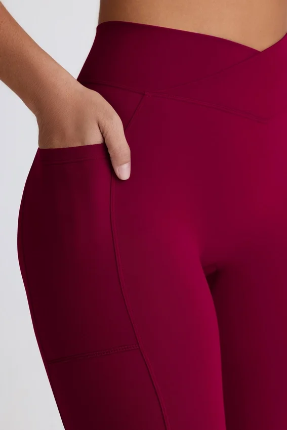 Soft Active V-Taillen-Leggings mit Taschen und ausgestelltem Bein in Burgunderrot Soft Active V-Taillen-Leggings mit Taschen und ausgestelltem Bein in Burgunderrot