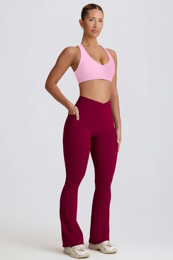 Soft Active V-Taillen-Leggings mit Taschen und ausgestelltem Bein in Burgunderrot Soft Active V-Taillen-Leggings mit Taschen und ausgestelltem Bein in Burgunderrot