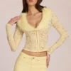 Solaya Cardigan aus Spitze mit Kunstfellbesatz in Zitronengelb Solaya Cardigan aus Spitze mit Kunstfellbesatz in Zitronengelb