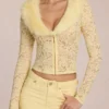 Solaya Cardigan aus Spitze mit Kunstfellbesatz in Zitronengelb Solaya Cardigan aus Spitze mit Kunstfellbesatz in Zitronengelb