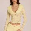 Solaya Cardigan aus Spitze mit Kunstfellbesatz in Zitronengelb Solaya Cardigan aus Spitze mit Kunstfellbesatz in Zitronengelb