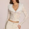Solaya-Strickjacke mit Spitze und Kunstfellbesatz in Elfenbein Solaya-Strickjacke mit Spitze und Kunstfellbesatz in Elfenbein