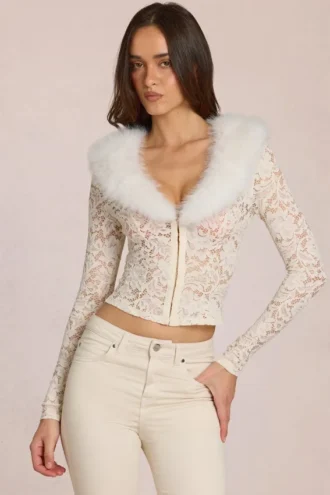 Solaya-Strickjacke mit Spitze und Kunstfellbesatz in Elfenbein
