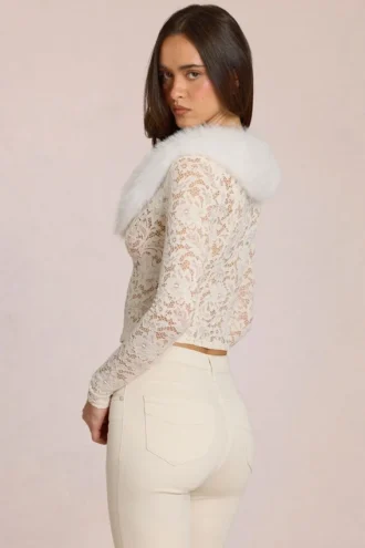 Solaya-Strickjacke mit Spitze und Kunstfellbesatz in Elfenbein