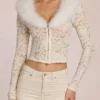 Solaya-Strickjacke mit Spitze und Kunstfellbesatz in Elfenbein Solaya-Strickjacke mit Spitze und Kunstfellbesatz in Elfenbein
