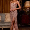 Solenna – Verziertes, trägerloses Bandeau-Kleid in Roségold Solenna – Verziertes, trägerloses Bandeau-Kleid in Roségold