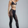 Stevie verzierte, mittelhoch geschnittene Schlaghose in Schwarz Stevie verzierte, mittelhoch geschnittene Schlaghose in Schwarz