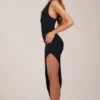 Storie Halterneck-Midaxi-Kleid mit geschlitztem Saum in Schwarz Storie Halterneck-Midaxi-Kleid mit geschlitztem Saum in Schwarz