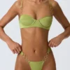 Sunray Cheeky-Bikinihose mit verzierten breiten Trägern in Birnengrün Sunray Cheeky-Bikinihose mit verzierten breiten Trägern in Birnengrün