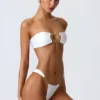 Sunray verzierte Cheeky-Bikinihose mit breiten Trägern in Weiß Sunray verzierte Cheeky-Bikinihose mit breiten Trägern in Weiß