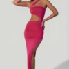 Suvi Maxikleid mit asymmetrischem Ausschnitt, Rüschen und Cut-outs in Fuchsia Suvi Maxikleid mit asymmetrischem Ausschnitt, Rüschen und Cut-outs in Fuchsia