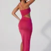 Suvi Maxikleid mit asymmetrischem Ausschnitt, Rüschen und Cut-outs in Fuchsia Suvi Maxikleid mit asymmetrischem Ausschnitt, Rüschen und Cut-outs in Fuchsia