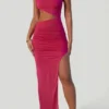 Suvi Maxikleid mit asymmetrischem Ausschnitt, Rüschen und Cut-outs in Fuchsia Suvi Maxikleid mit asymmetrischem Ausschnitt, Rüschen und Cut-outs in Fuchsia