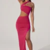 Suvi Maxikleid mit asymmetrischem Ausschnitt, Rüschen und Cut-outs in Fuchsia Suvi Maxikleid mit asymmetrischem Ausschnitt, Rüschen und Cut-outs in Fuchsia