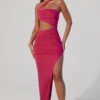 Suvi Maxikleid mit asymmetrischem Ausschnitt, Rüschen und Cut-outs in Fuchsia Suvi Maxikleid mit asymmetrischem Ausschnitt, Rüschen und Cut-outs in Fuchsia