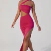 Suvi Maxikleid mit asymmetrischem Ausschnitt, Rüschen und Cut-outs in Fuchsia Suvi Maxikleid mit asymmetrischem Ausschnitt, Rüschen und Cut-outs in Fuchsia