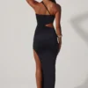 Suvi Maxikleid mit asymmetrischem Ausschnitt, Rüschen und Cut-outs in Schwarz Suvi Maxikleid mit asymmetrischem Ausschnitt, Rüschen und Cut-outs in Schwarz