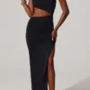 Suvi Maxikleid mit asymmetrischem Ausschnitt, Rüschen und Cut-outs in Schwarz Suvi Maxikleid mit asymmetrischem Ausschnitt, Rüschen und Cut-outs in Schwarz