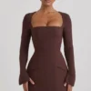 Taesha Minikleid mit strukturiertem Tulpenrock und quadratischem Ausschnitt in Schokoladenbraun Taesha Minikleid mit strukturiertem Tulpenrock und quadratischem Ausschnitt in Schokoladenbraun