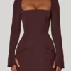 Taesha Minikleid mit strukturiertem Tulpenrock und quadratischem Ausschnitt in Schokoladenbraun Taesha Minikleid mit strukturiertem Tulpenrock und quadratischem Ausschnitt in Schokoladenbraun