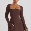 Taesha Minikleid mit strukturiertem Tulpenrock und quadratischem Ausschnitt in Schokoladenbraun Taesha Minikleid mit strukturiertem Tulpenrock und quadratischem Ausschnitt in Schokoladenbraun