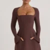 Taesha Minikleid mit strukturiertem Tulpenrock und quadratischem Ausschnitt in Schokoladenbraun Taesha Minikleid mit strukturiertem Tulpenrock und quadratischem Ausschnitt in Schokoladenbraun