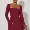 Taesha Minikleid mit strukturiertem Tulpenrock und Rundhalsausschnitt in Weinrot Taesha Minikleid mit strukturiertem Tulpenrock und Rundhalsausschnitt in Weinrot