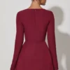 Taesha Minikleid mit strukturiertem Tulpenrock und Rundhalsausschnitt in Weinrot Taesha Minikleid mit strukturiertem Tulpenrock und Rundhalsausschnitt in Weinrot