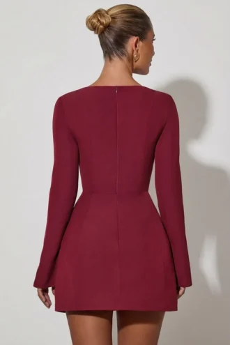 Taesha Minikleid mit strukturiertem Tulpenrock und Rundhalsausschnitt in Weinrot