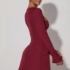 Taesha Minikleid mit strukturiertem Tulpenrock und Rundhalsausschnitt in Weinrot Taesha Minikleid mit strukturiertem Tulpenrock und Rundhalsausschnitt in Weinrot