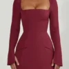 Taesha Minikleid mit strukturiertem Tulpenrock und Rundhalsausschnitt in Weinrot Taesha Minikleid mit strukturiertem Tulpenrock und Rundhalsausschnitt in Weinrot