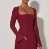 Taesha Minikleid mit strukturiertem Tulpenrock und Rundhalsausschnitt in Weinrot Taesha Minikleid mit strukturiertem Tulpenrock und Rundhalsausschnitt in Weinrot