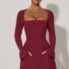 Taesha Minikleid mit strukturiertem Tulpenrock und Rundhalsausschnitt in Weinrot Taesha Minikleid mit strukturiertem Tulpenrock und Rundhalsausschnitt in Weinrot
