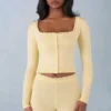 Tahlia Strick-Cardigan mit langen Ärmeln in Buttergelb Tahlia Strick-Cardigan mit langen Ärmeln in Buttergelb