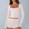 Tahlia Strick-Cardigan mit langen Ärmeln in Elfenbein Tahlia Strick-Cardigan mit langen Ärmeln in Elfenbein