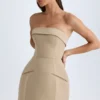 Taia Minikleid mit strukturiertem Tulpenrock und Umschlagkragen in Camel Taia Minikleid mit strukturiertem Tulpenrock und Umschlagkragen in Camel