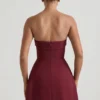 Taia Minikleid mit umgeschlagenem Ausschnitt, trägerlos und strukturiertem A-Linien-Schnitt in Weinrot Taia Minikleid mit umgeschlagenem Ausschnitt, trägerlos und strukturiertem A-Linien-Schnitt in Weinrot