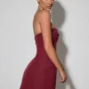 Taia Minikleid mit umgeschlagenem Ausschnitt, trägerlos und strukturiertem A-Linien-Schnitt in Weinrot Taia Minikleid mit umgeschlagenem Ausschnitt, trägerlos und strukturiertem A-Linien-Schnitt in Weinrot