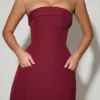 Taia Minikleid mit umgeschlagenem Ausschnitt, trägerlos und strukturiertem A-Linien-Schnitt in Weinrot Taia Minikleid mit umgeschlagenem Ausschnitt, trägerlos und strukturiertem A-Linien-Schnitt in Weinrot