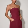 Taia Minikleid mit umgeschlagenem Ausschnitt, trägerlos und strukturiertem A-Linien-Schnitt in Weinrot Taia Minikleid mit umgeschlagenem Ausschnitt, trägerlos und strukturiertem A-Linien-Schnitt in Weinrot