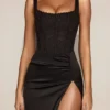 Taliah Spitzen-Midaxi-Kleid aus Satin mit weichem U-Ausschnitt in Schwarz Taliah Spitzen-Midaxi-Kleid aus Satin mit weichem U-Ausschnitt in Schwarz